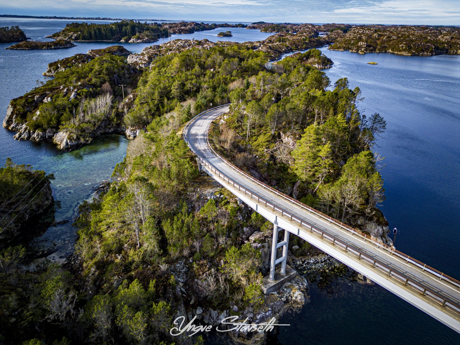 Dronefoto av bro og kyst