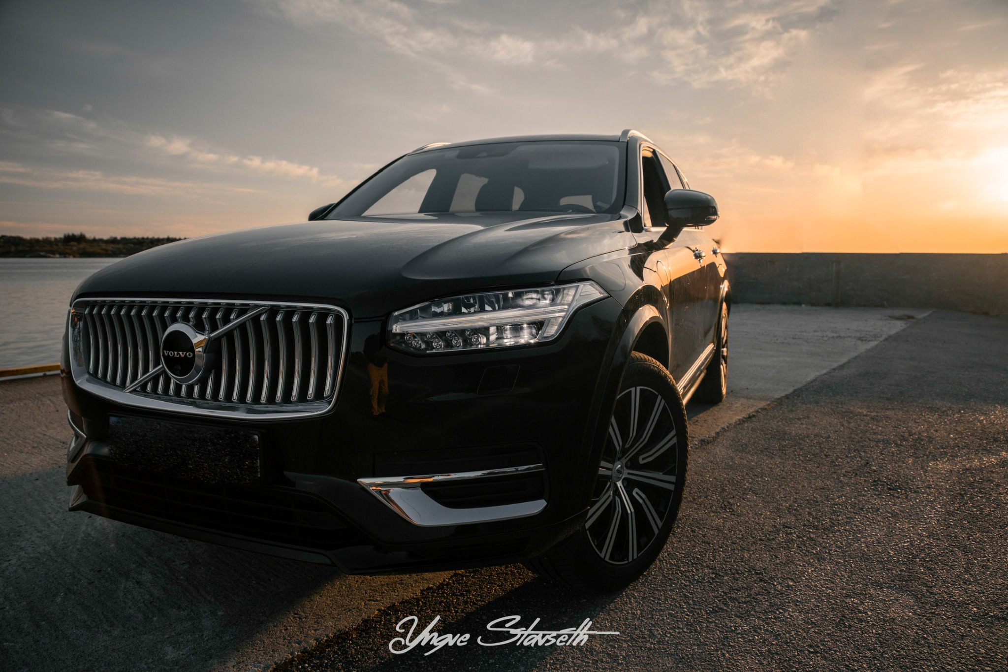 Volvo XC90 fotografert i solnedgang